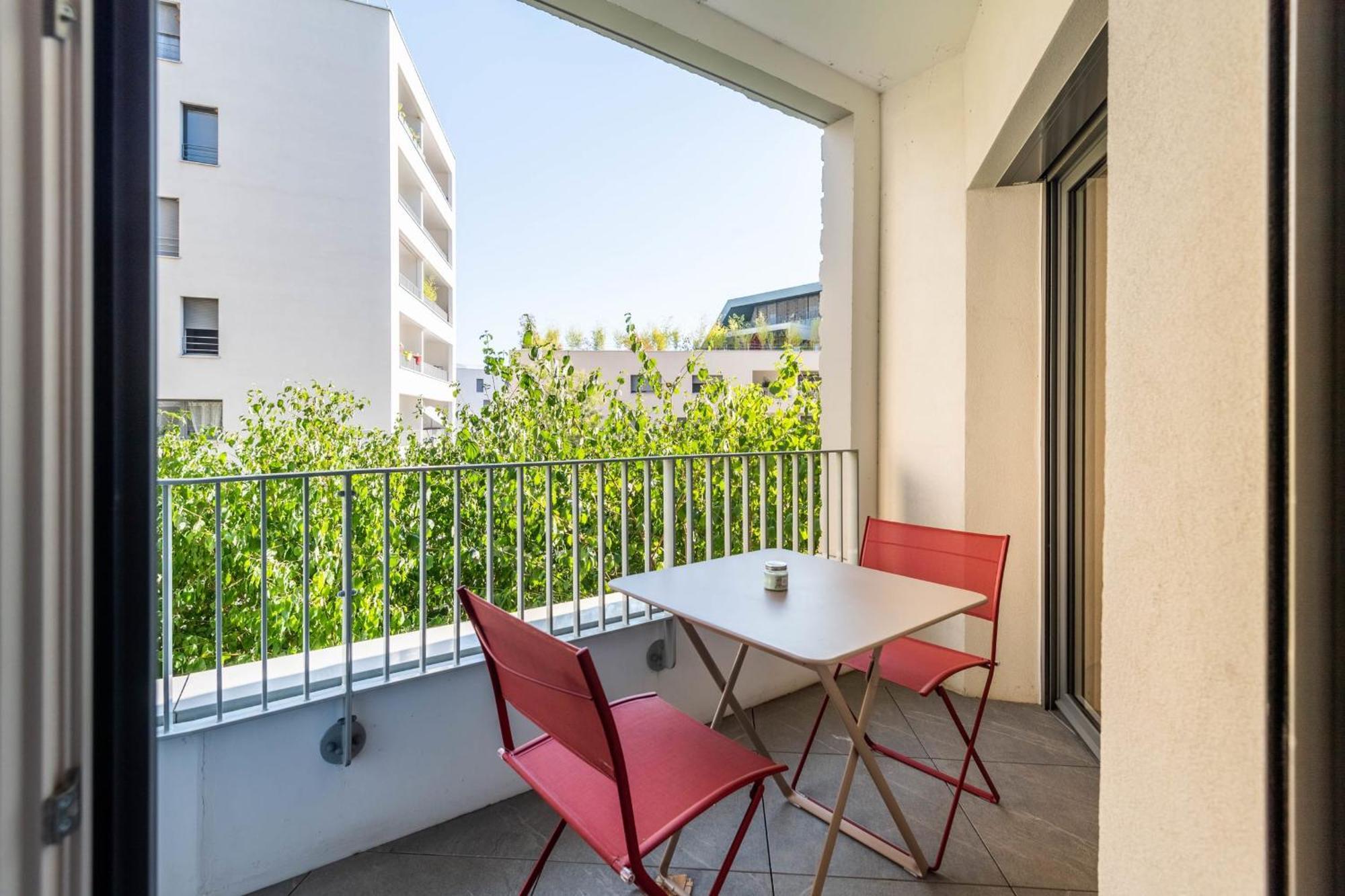 Apartment Charming With Balcony And Parking Near The Center Of *